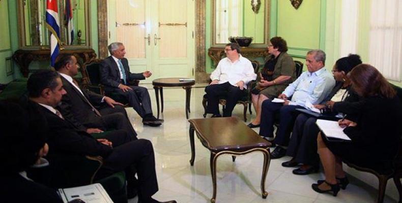 Al fondo, Canciller cubano Bruno Rodríguez (D) dialoga en La Habana con su homólogo de Qatar, Sultán bin Saad Al Muraikhi (I). Foto: @VergaraBuenoA/ Twitter.