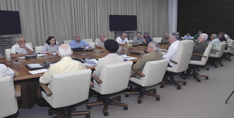 La kuba prezidento Miguel Díaz-Canel pritaksas la programon pri loĝado.