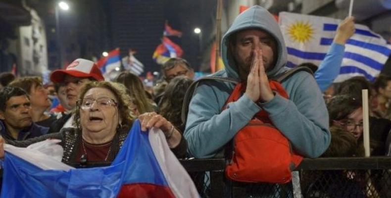 Supporters of Uruguayan presidential candidate Daniel Martinez in Montevideo.  (Photo: Reuters)