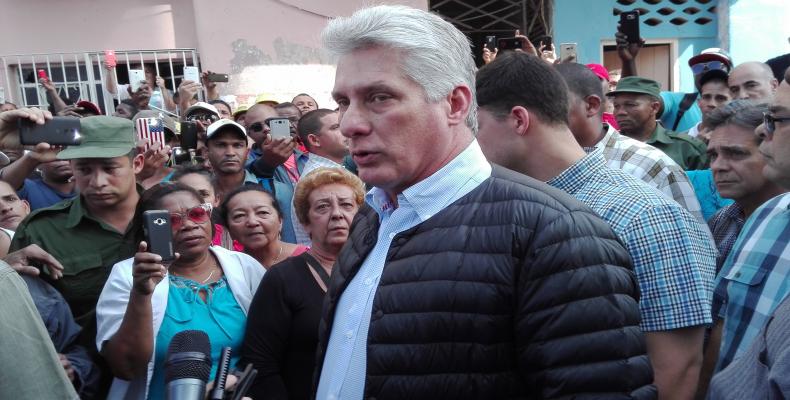 Miguel Díaz-Canel dialoga con el pueblo en su recorrido por el municipio 10 de Octubre, afectado por el tornado del pasado domingo.(Foto:Marianela Samper/RHC)