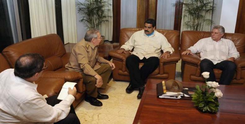 Raúl Castro intercambia con Maduro