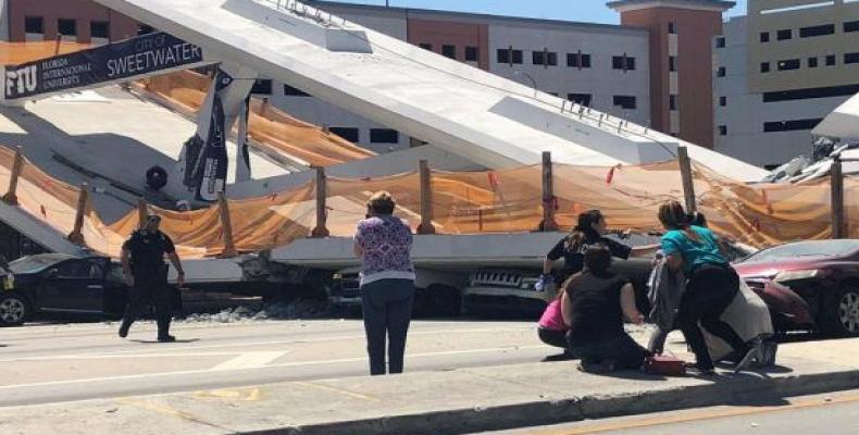 puente peatonal desplomado en miami.Foto:Cubadebate