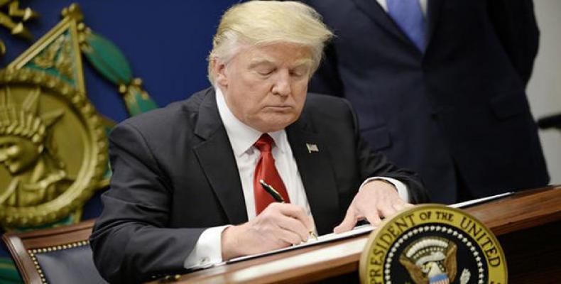 Trump firmando el decreto