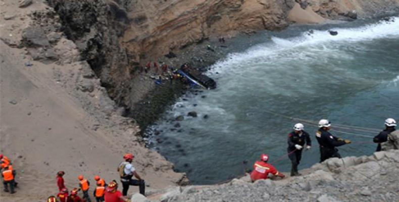 Rescue workers and police work at the scene of the accident in Pasamayo, Peru, January 2, 2018. (Reuters)