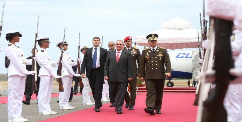 Raul Castro en la flughaveno de Marquetia en Venezuelo