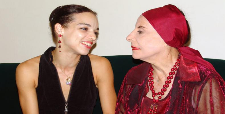 Viengsay Valdés (I) siempre tuvo una especial admiración por Alicia Alonso (D) su querida maestra. Fotos tomadas de Internet