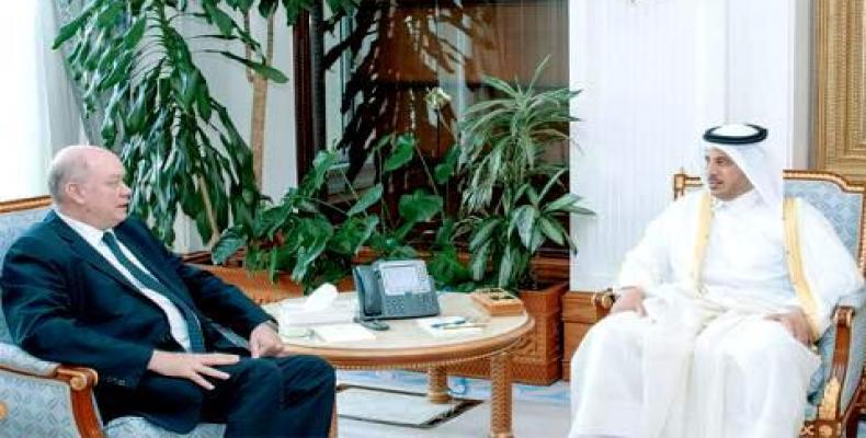 Malmierca (I) y el jeque Abdullah bin Nasser Khalifa al Thani (D) dialogan en Doha, la capital catarí. Foto tomada de Cubaminrex