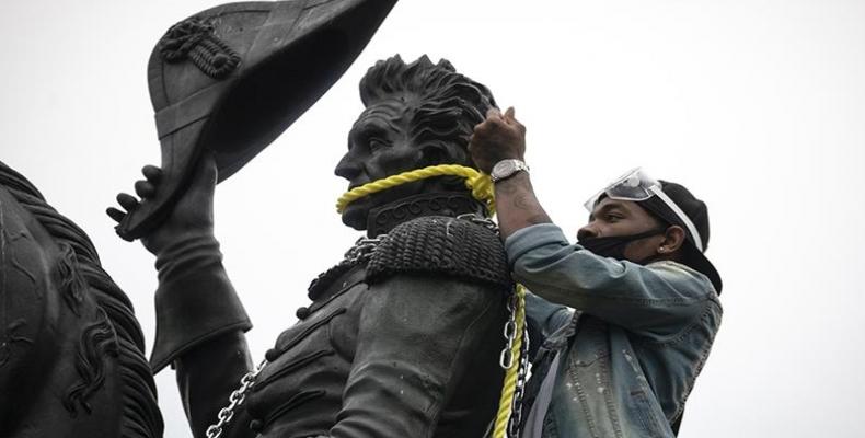 Protesters attempt to pull down the statue of Andrew Jackson near the White House.  (Photo: Tasos Katopodis/Getty Images/AFP)