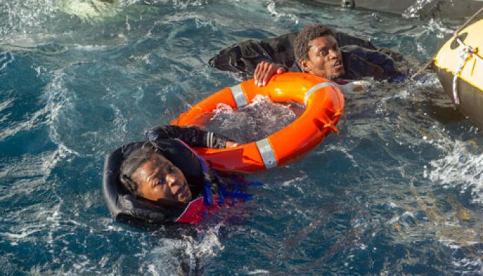 Cerca de seiscientos migrantes fueron rescatados por navíos de la Guardia Costera y la Marina de Italia