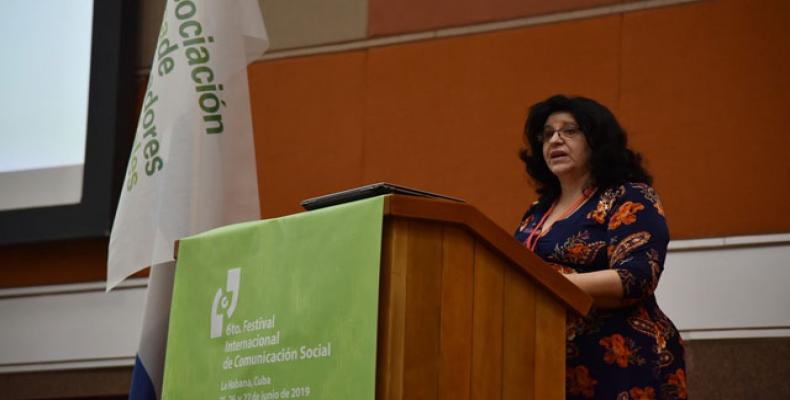 Rosa María Pérez, national president of the Cuban Association of Social Communicators addresses participants at the event