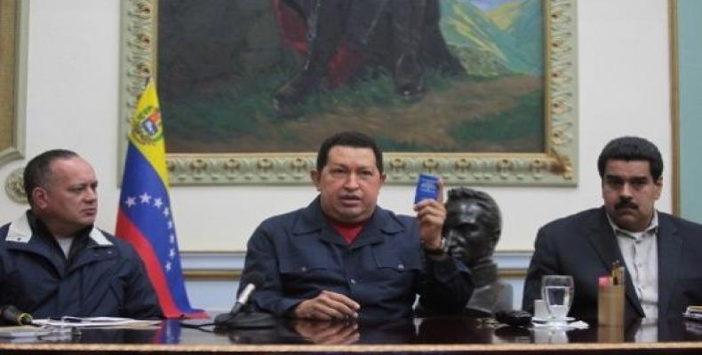Chávez (C) se despidió interpretando una canción que quedaría para siempre en el corazón del pueblo bolivariano: 'Patria Querida'. Foto: VTV