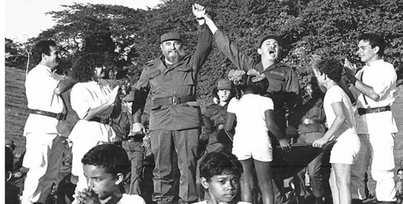 Fidel Castro y Raúl Castro en las serranías festejando el Día de la Rebeldía Nacional. Fotos: Luis Carlos Palacios Leyvay y Rafael Martínez Arias