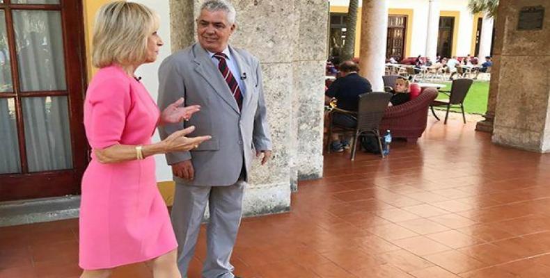 El Doctor Manuel Villar, uno de los expertos cubanos, junto a Andrea Mitchell, periodista de NBC News. Foto: NBC News.