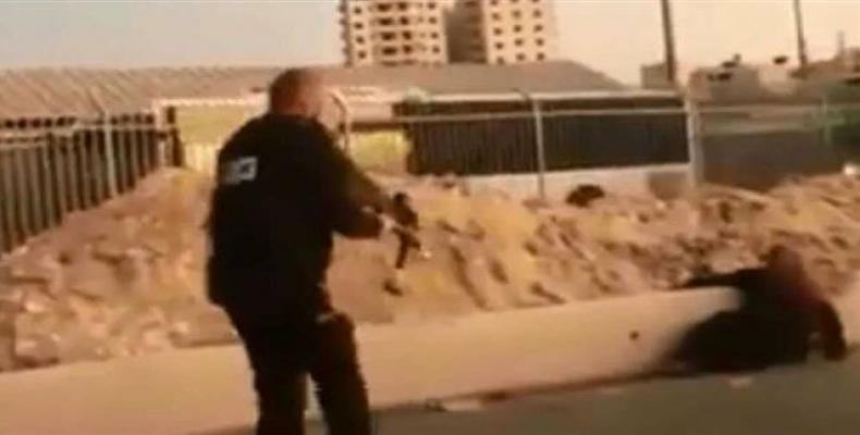 A Palestinian woman is shot dead by Israeli forces at Qalandiya checkpoint.  (Photo: AFP)