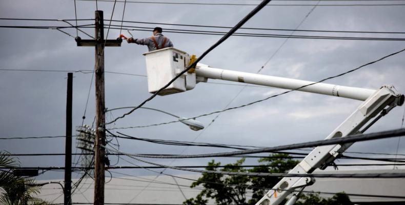 Electrical crews in Puerto Rico work to reestablish power. (Photo: Reuters)