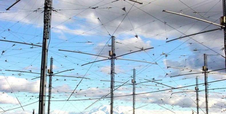 Instalación del sistema de antenas HAARP en Alaska destinadas a modificar la ionosfera enviando una transmisión super potente para calentar las capas superiores