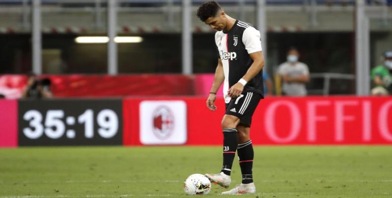 El portugués Cristiano Ronaldo, de la Juventus, lamenta el gol del Milan en duelo de la Serie A en el estadio San Siro de Milán, Italia, el martes 7 de julio de
