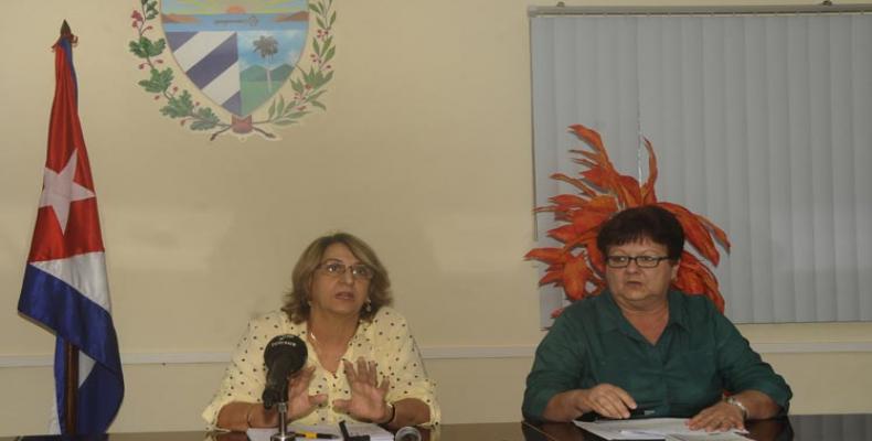 Alina Balseiro (I) y María Esther Bacallao (D) dialogan con la prensa, en La Habana. Fotos: Vladimir Molina/PL