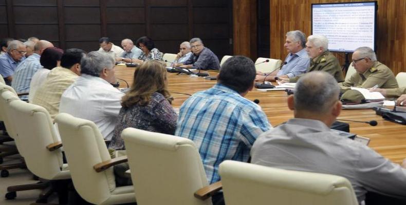 Díaz-Canel en kunsido pri la nacia konstruprogramo 