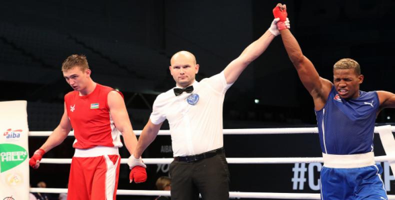 Idalberto Umará, à l'instant où il a décroché la médaille d'or au mondial de boxe junior à Budapest