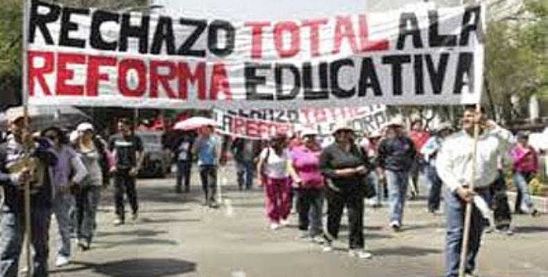 Integrantes de la Coordinadora Nacional de Trabajadores de la Educación realizan bloqueos de carreteras en el estado mexicano de Oaxaca