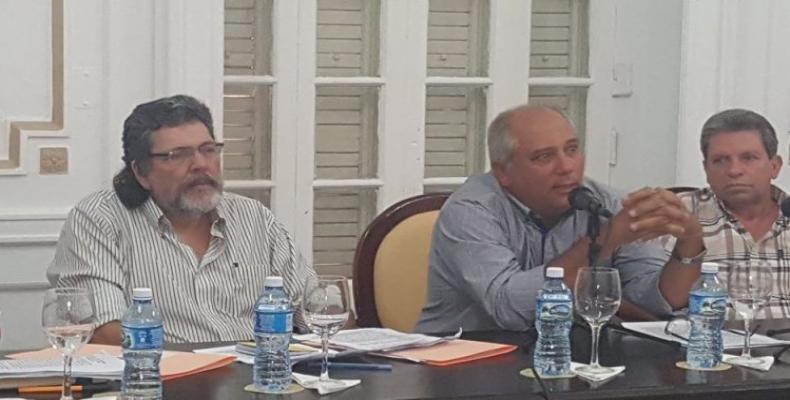 Abel Prieto (Izq), Alpidio Alonso, ministro de Cultura y Víctor Gaute, dirigente partidista