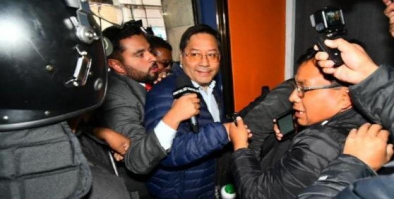 MAS presidential candidate Luis Arce arrives at Prosecutor's Office.   (Photo: Reuters)