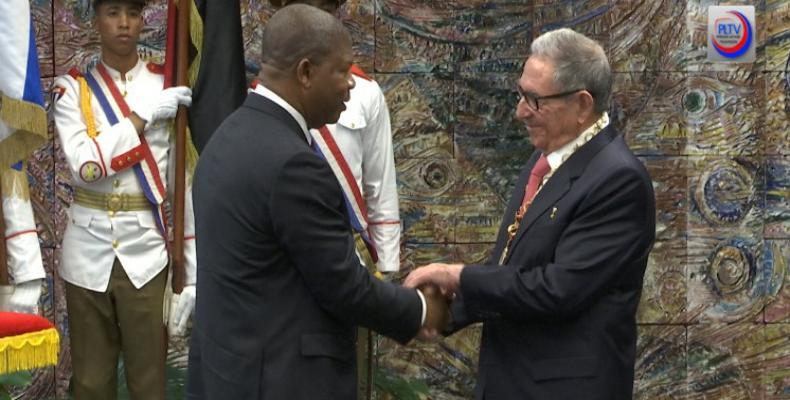 Lourenço (I) recibe de Raúl Castro (D) la más alta condecoración que otorga el Consejo de Estado. Foto: PL