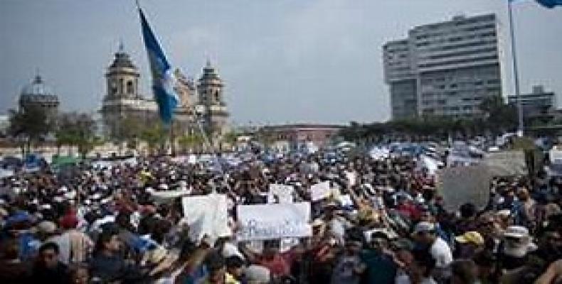 Trabajadores del Ministerio Público de Guatemala marcharon hasta el Congreso del país para demostrar a los diputados su inconformidad con la propuesta de reform