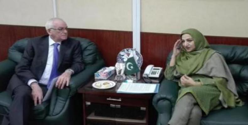 El embajador cubano dialoga con titular pakistaní en Islamabad. Foto tomada de Cubaminrex