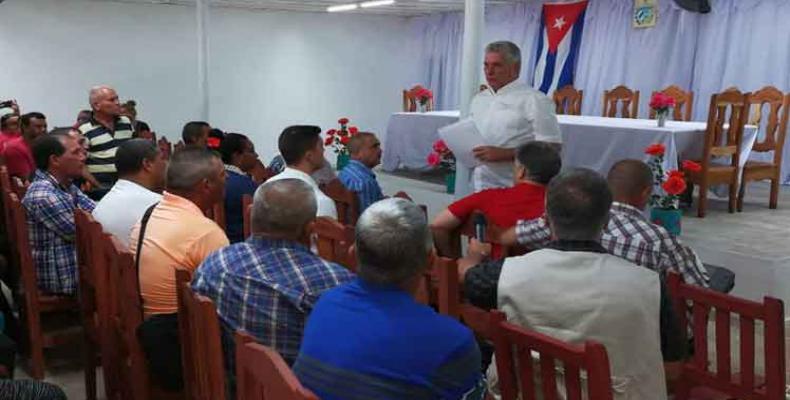 Presidente cubano intercambia con productores de cooperativas de créditos y servicios y de producción agropecuaria del municipio de Sandino. (Foto:PL)