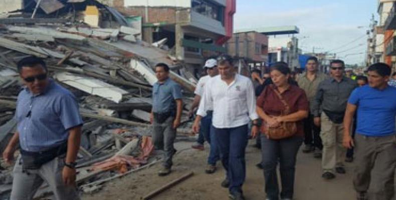 Correa recorre una de las zonas más afectadas por el terremoto