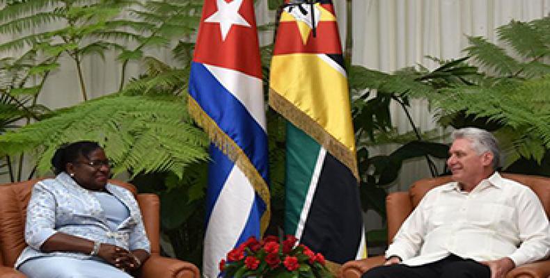 Ms. Verónica Nataniel Macamo Dlovo, president of Mozambique' s Parliament, meets Cuban President Miguel Diaz-Canel.Estudios Revolución Photo