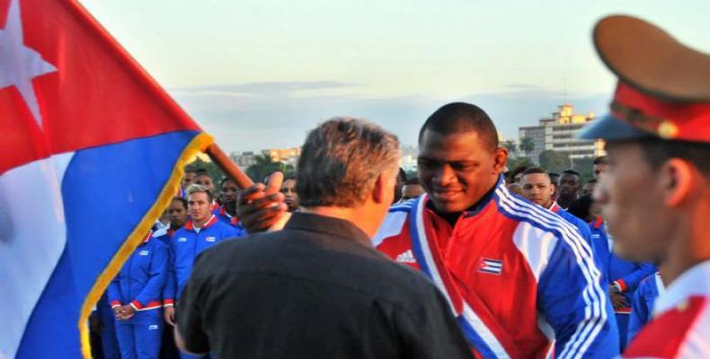 Mijaín López al recibir la bandera cubana antes de partir hacia Río