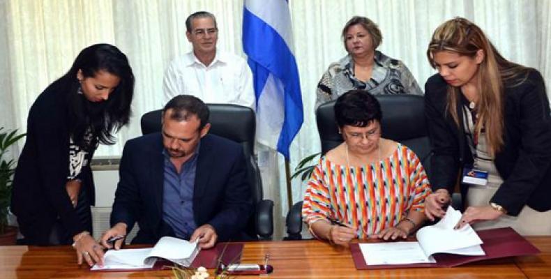 Raúl Garcés y Nancy Valdés firman el Convenio de Colaboración. Foto: Marcelino Vázquez/ACN