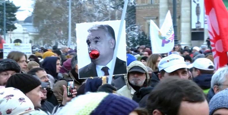 Thousands protest &quot;slave law&quot; in Hungary.  Photo: Reuters