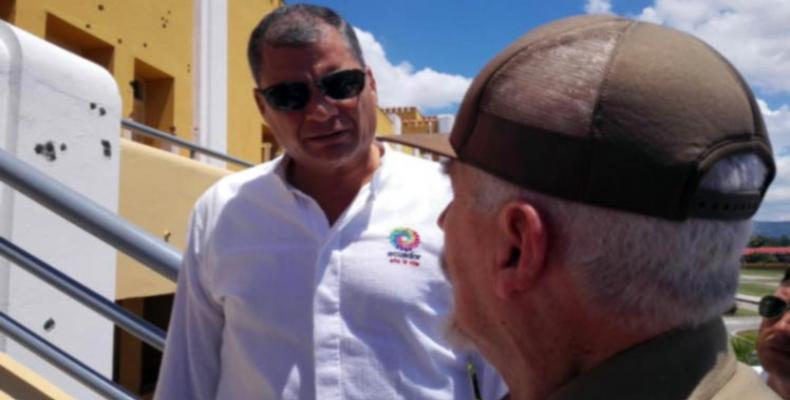 Presidente Correa (I) junto al Comandante de la Revolución Ramiro Valdés (D), en la histórica instalación santiaguera. Foto tomada de PL