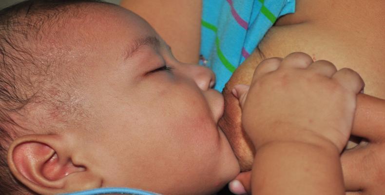 El calostro materno le proporciona a los niños mayor defensa contra las enfermedades diarreicas y respiratorias agudas. Fotos: Archivo