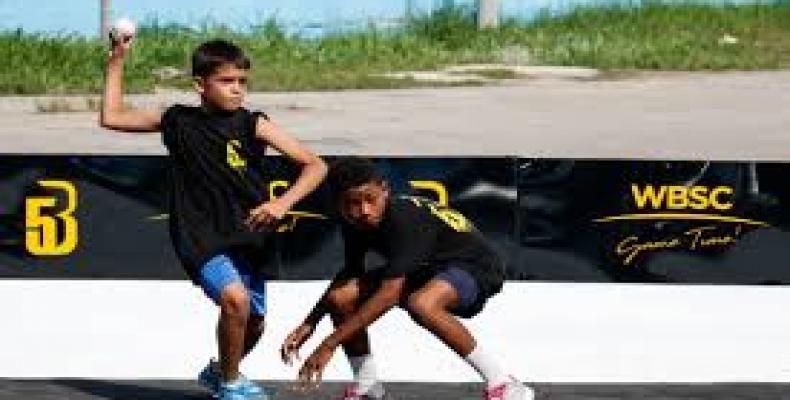 Los niños constituyen una cantera interminable para este deporte en Cuba, con variantes como el cuatro esquinas. Foto: JIT.