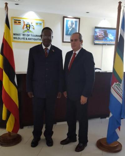 Ephraim Kamuntu (I) y Antonio Pubillones (D). Foto: Embacuba-Uganda