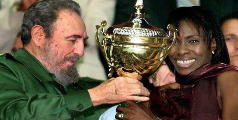 Fidel entrega trofeo a voleibolista Mireya Luis. Foto: Cubasí