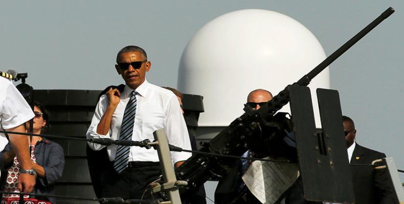 El comandante de la armada americana, Russell Caldwell muestra al presidente Barack Obama el destructor USS Ross en la base naval de rota. Jonathan Ernst/ Reute
