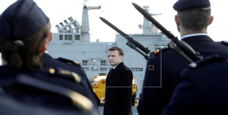 El presidente galo, Emmanuel Macron, pasa revista a la guardia de honor a su llegada al Dixmude, un buque de asalto anfibio, en la base naval gala de Toulon, an