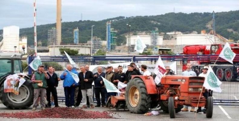 French farmers used dirt, tons of onions, wood and rubble to obstruct the roadways.  Photo: Reuters