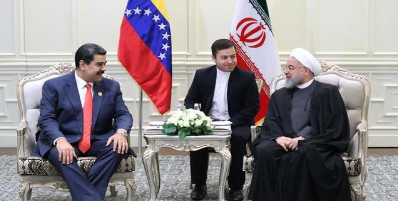 Iranian President Hassan Rouhani meets with Nicolas Maduro on the sidelines of the 18th Non-Aligned Movement (NAM) summit in Azerbaijan.  (Photo: IRNA)