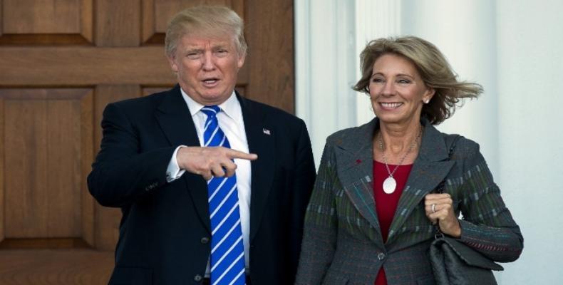 Trump junto a la secretaria de Educación, Betsy Devos Foto: CubaSí