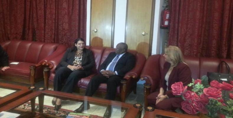 Cuban vice president Mercedes López Acea is welcomed in Malabo by vice president Ángel Masie Mibuy. Cubaminrex Photo