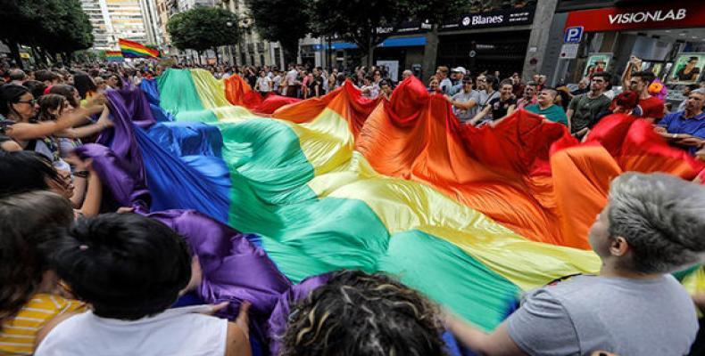 Varios miles de personas participan en una manifestación convocadas por colectivos LGTBI.Foto:Manuel Bruque.EFE.