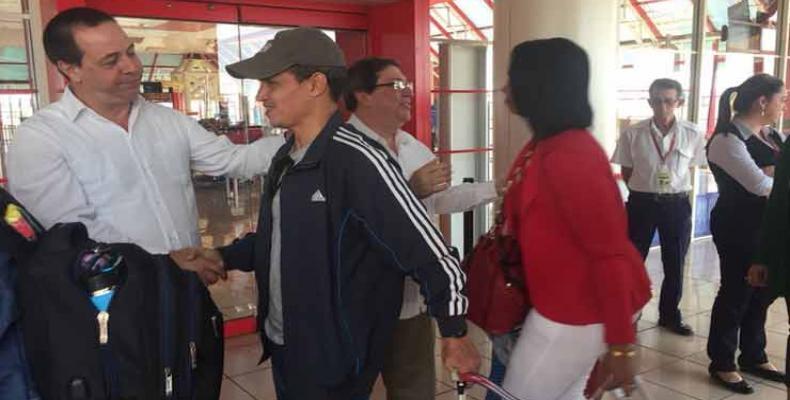 En el aeropuerto internacional 'José Martí', ambos ministros dieron la bienvenida a los recién llegados. Foto: PL