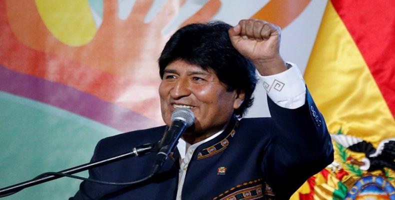 President Evo Morales announcing his victory Thursday morning.  (Photo: ABI)